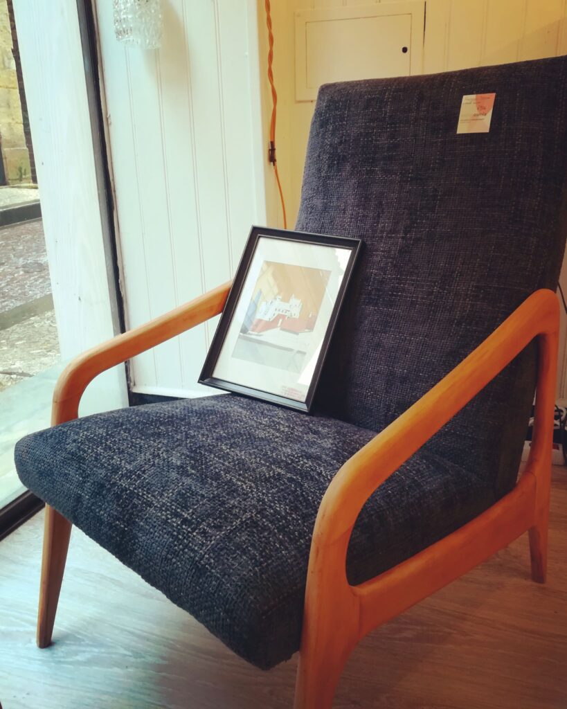 Fauteuil Stella, restauré en contemporain.