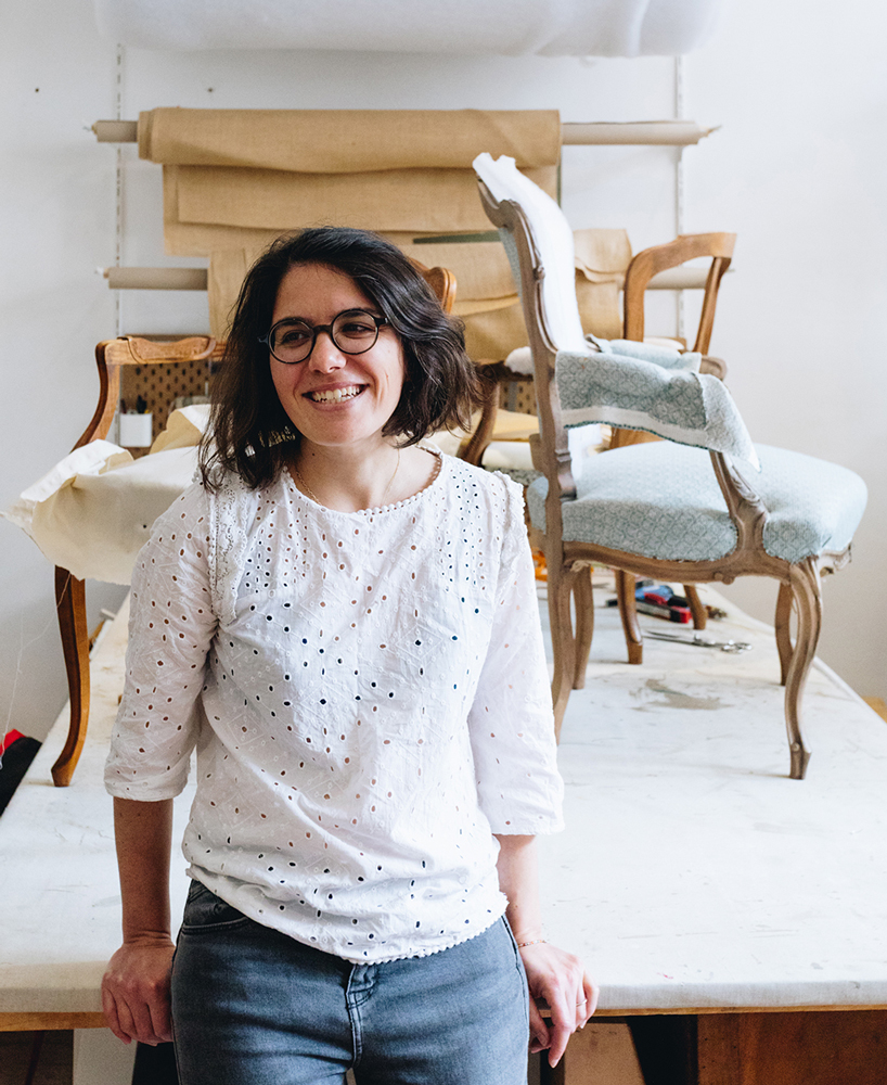 Sophie REY, artisan passionnée en tapisserie d'ameublement à Rouffilhac.
